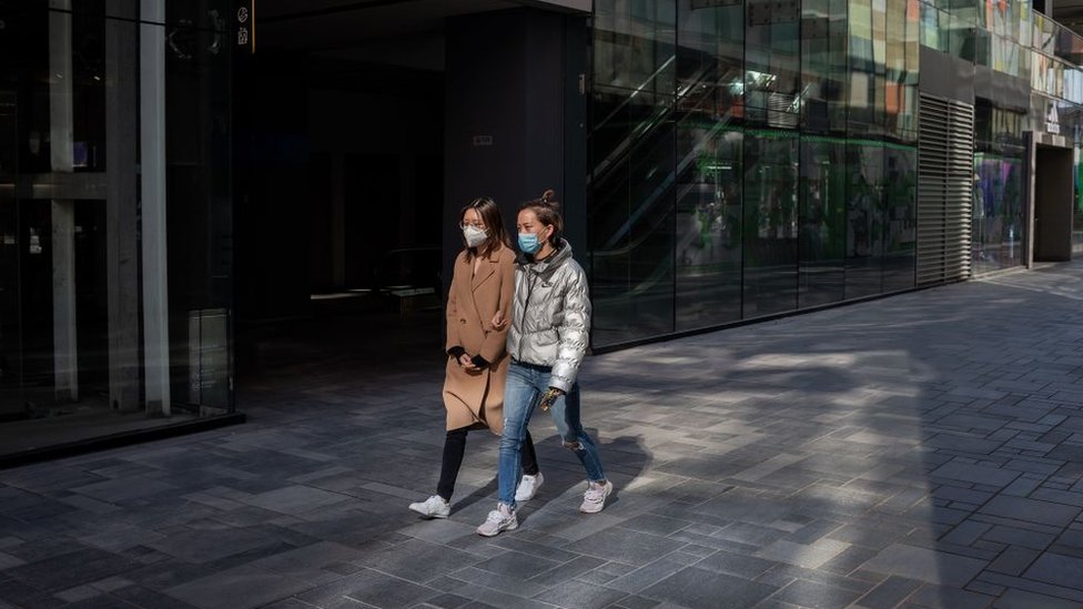 Mujeres caminan en una calle de China