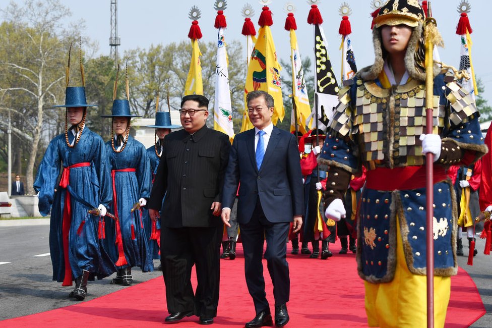 Kim Jong-un y Moon Jae-in cruzan la zona de desmilitarización que divide a las Coreas. Kim Jong-un y Moon Jae-in cruzan la zona de desmilitarización que divide a las Coreas.