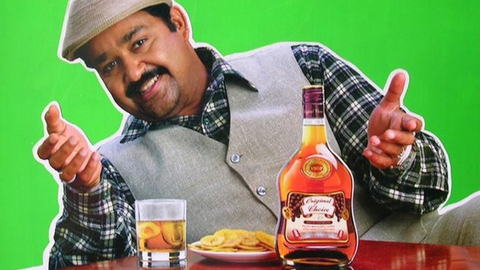 Актер Моханлал рекламирует бренд виски в Керале