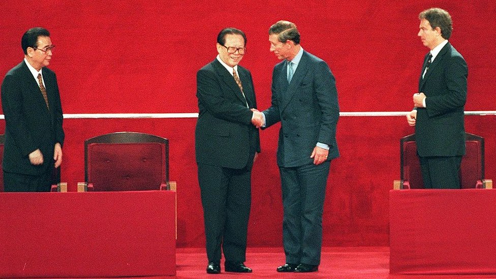 Jiang Zemin y el príncipe Carlos de Inglaterra.