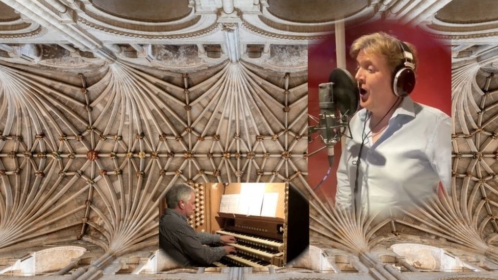 Алед Джонс (справа) и органист Норвичского собора Дэвид Даннетт присоединились к хористам со всей Великобритании, чтобы записать закрытую версию песни Sing Forever, чтобы собрать средства для борющихся хоров, когда пение запрещено в соборах.