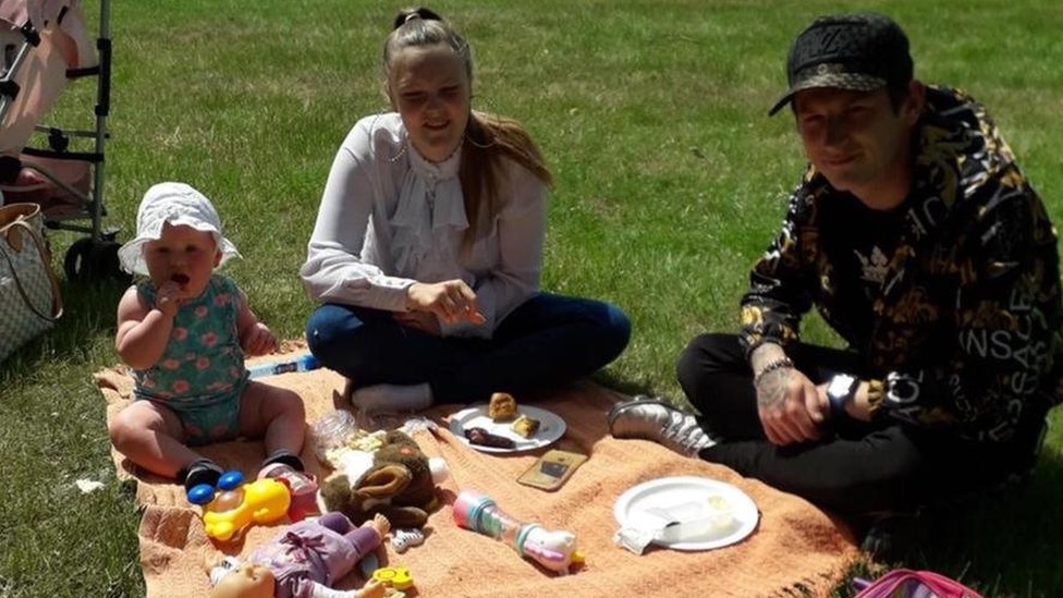Скайла, Робин и Льюис устроили пикник