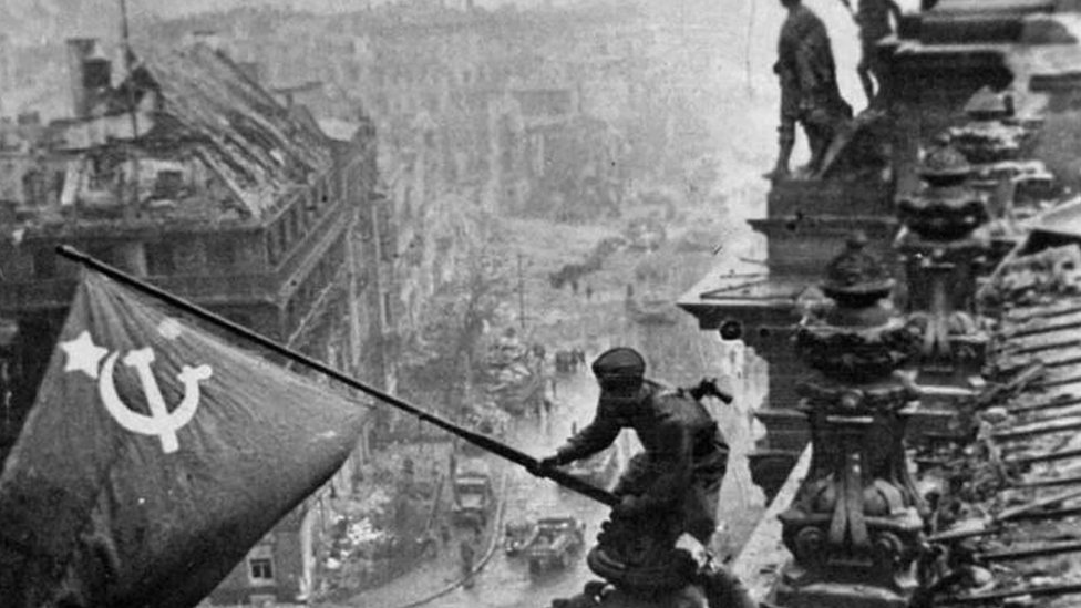 Un soldado ruso durante la toma de Berlín en 1945.