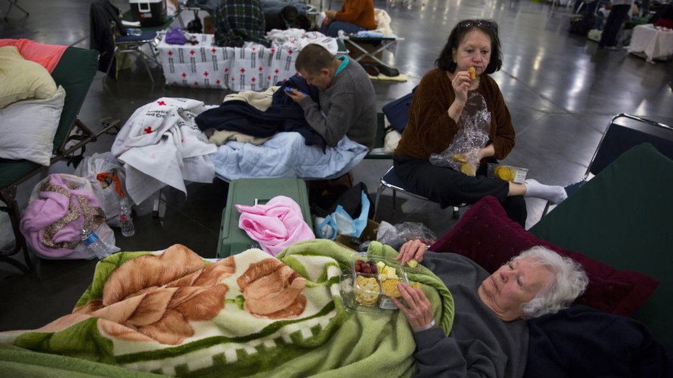 Miles de personas han debido ser trasladadas a albergues improvisados. Miles de personas han debido ser trasladadas a albergues improvisados.