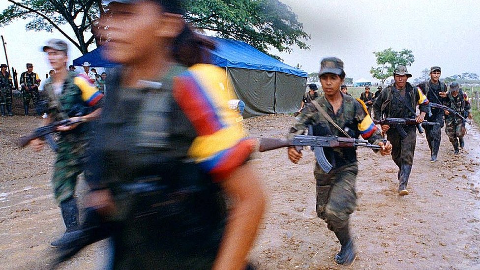 Uribe fue criticado por llamar "pro FARC" al periodista Julián Martínez, algo que convierte al reportero en un potencial blanco de ataques. Guerrilleros de las FARC