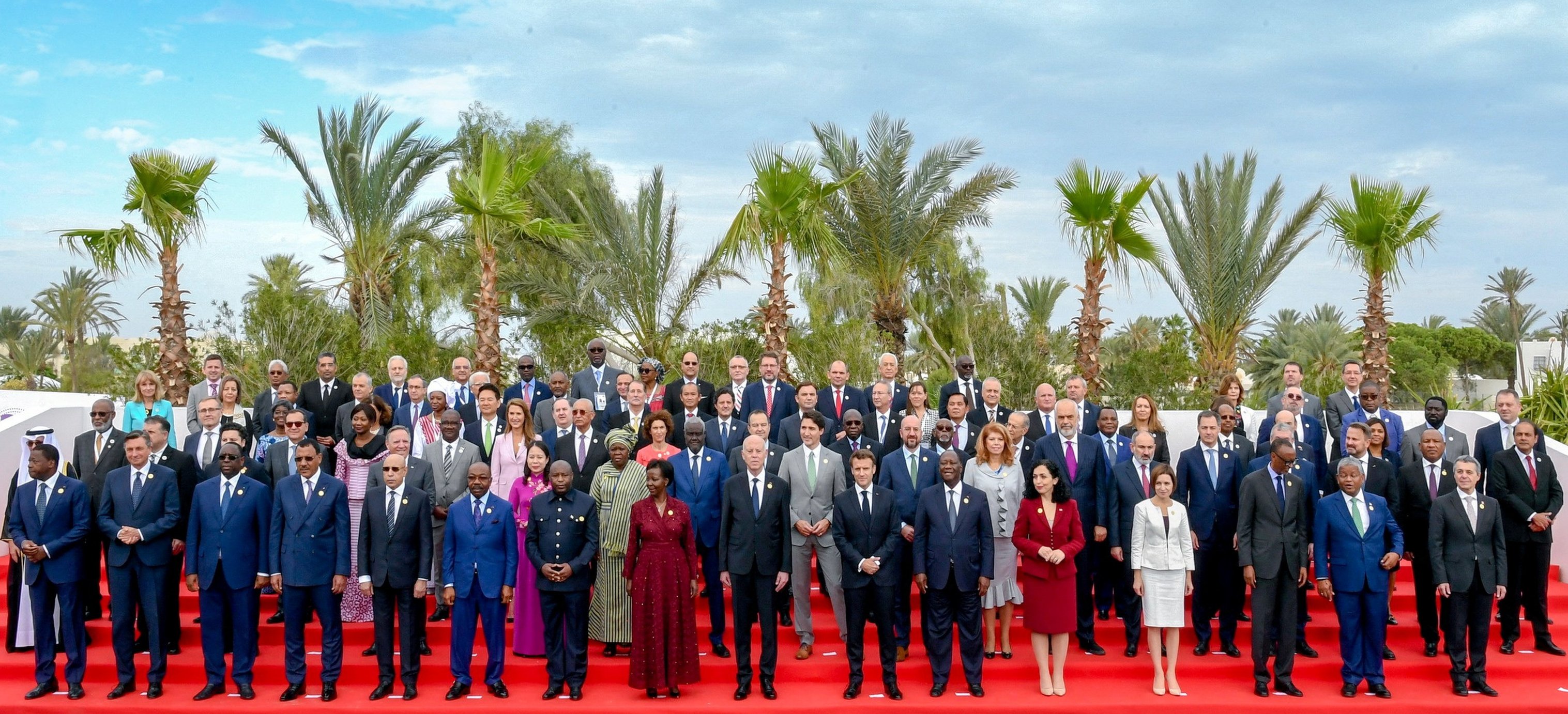 الرئيس التونسي قيس سعيد يقف مع مجموعة من المسؤولين من البلدان الناطقة بالفرنسية، في القمة الفرنكوفونية الثامنة عشرة في جربة، تونس، 19 نوفمبر/تشرين الثاني 2022.