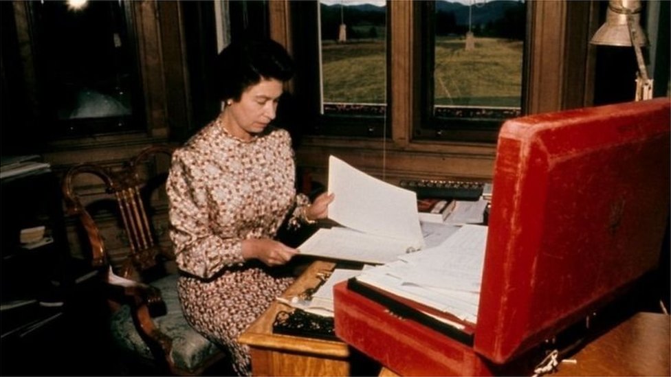 英國女王查看紅盒子中的政府公文