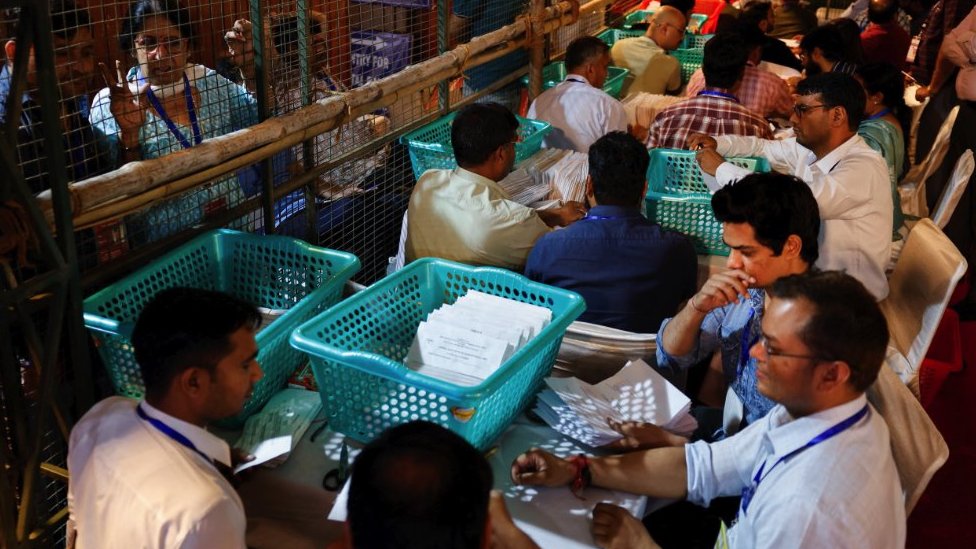6月4日，選舉官員在新德里的一個計票中心內清點郵寄選票。