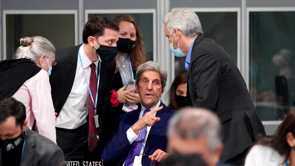 John Kerry en la cumbre de cambio climático rodeado de otros miembros de su delegación