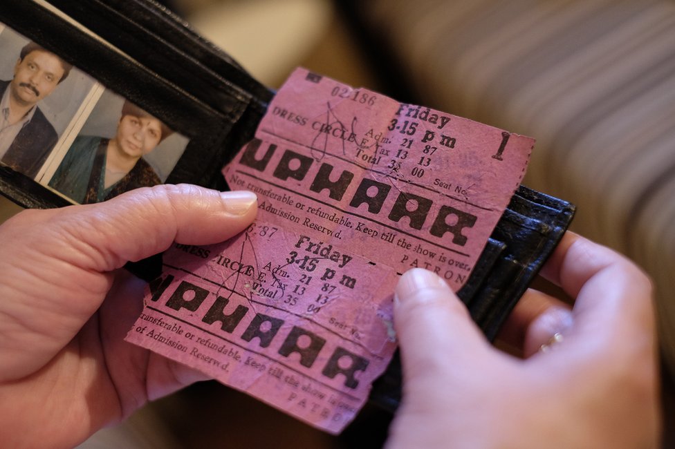 Нилам держит билеты на переезд, которые были у ее детей в кинотеатре Uphaar 13 июня 1997 года.