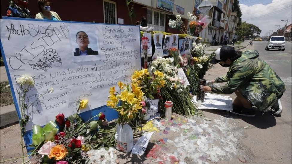 Un altar para un fallecido por las protestas en Bogotá