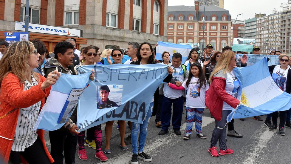 Con banderas y pancartas marcharon hasta la base naval, en Mar del Plata. Protesta de los familiares de la tripulación del ARA San Juan