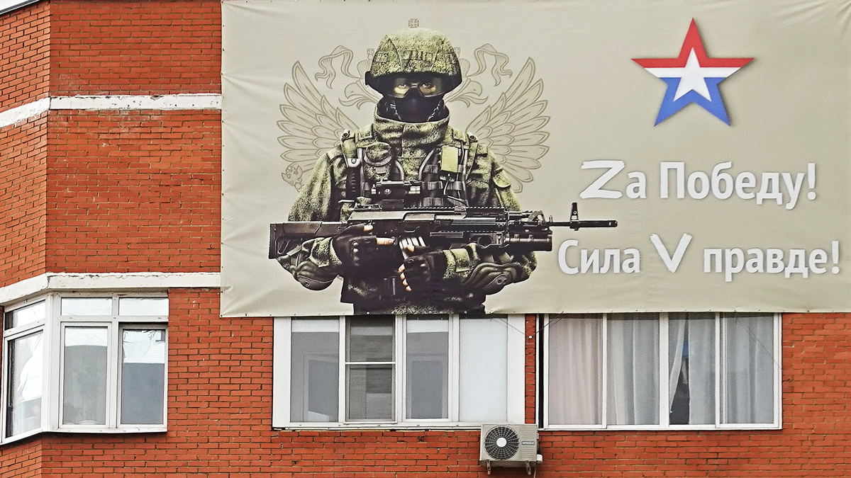 Las letras Z y V pintadas en esta pancarta en Moscú muestran apoyo a las tropas rusas.