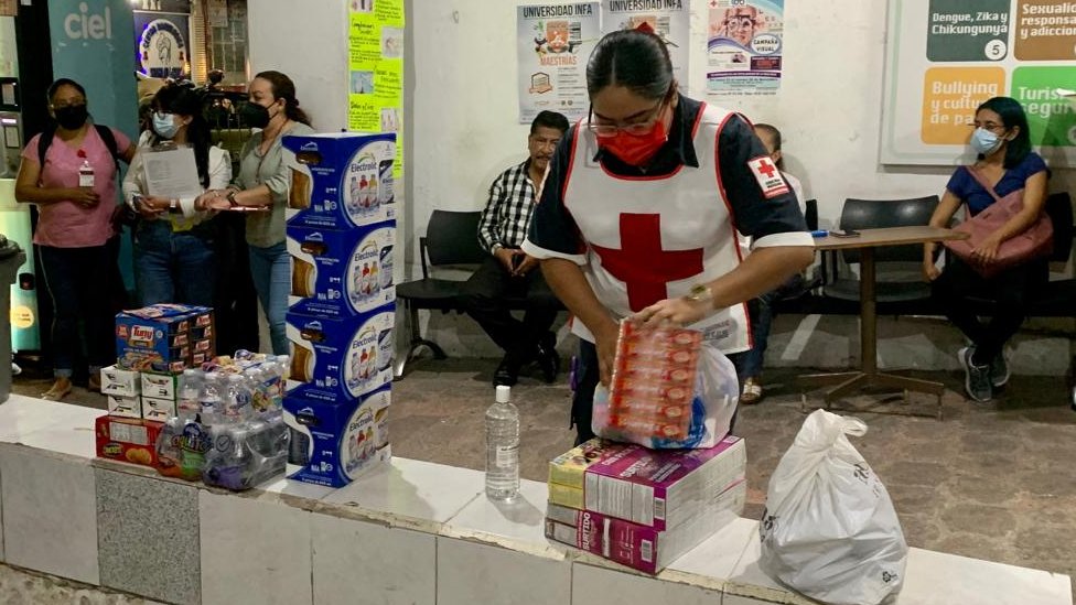 Donaciones para los heridos que se recuperan en la clínica de Cruz Roja en Tuxla Gutiérrez