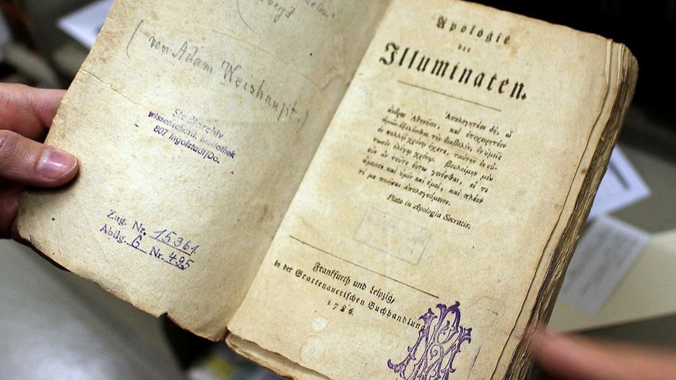 Apologie der Illuminaten, una obra de 1786 escrita por Adam Weishaupt en la que defendió la creación de los Illuminati poco después de su exilio de la ciudad. (Foto: Julie Ovgaard) Libro sobre los Illuminati (Foto: Julie Ovgaard)