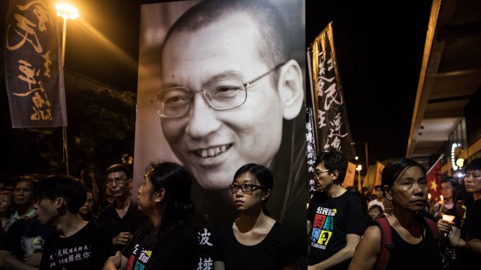 La gente asiste a una marcha por el difunto premio Nobel chino Liu Xiaobo en Hong Kong el 15 de julio de 2017.