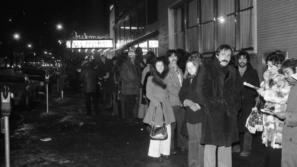 Gente esperando afuera de los cines proyectando El Exorcista