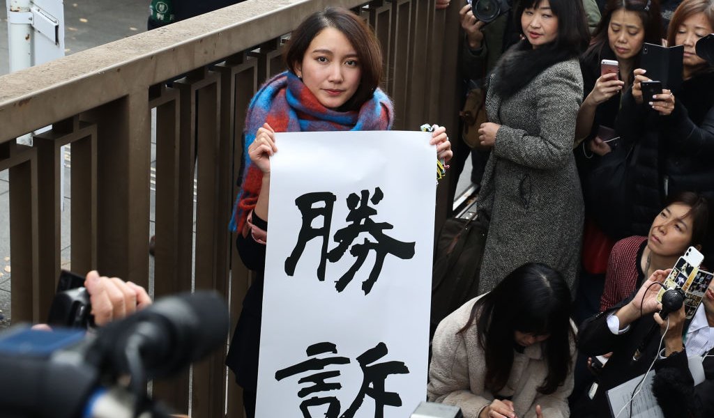 Shiori Ito sostiene un cartel que muestra la victoria frente al Tribunal de Distrito de Tokio el 18 de diciembre de 2019 en Tokio, Japón. Un tribunal de Tokio concedió 3,3 millones de yenes (US$30.000) por daños y perjuicios a la periodista tras sufrir una violación.