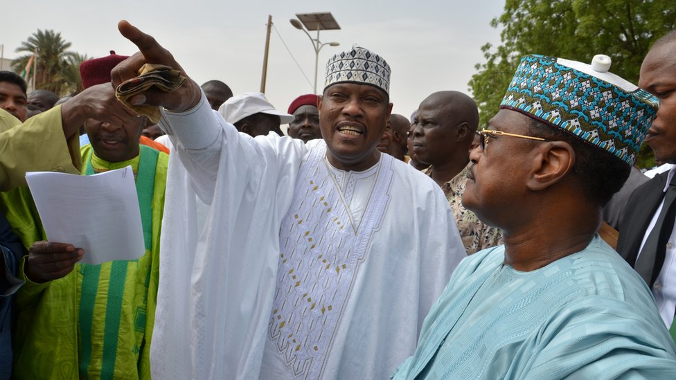 Niger election: Hama Amadou quits run-off - BBC News