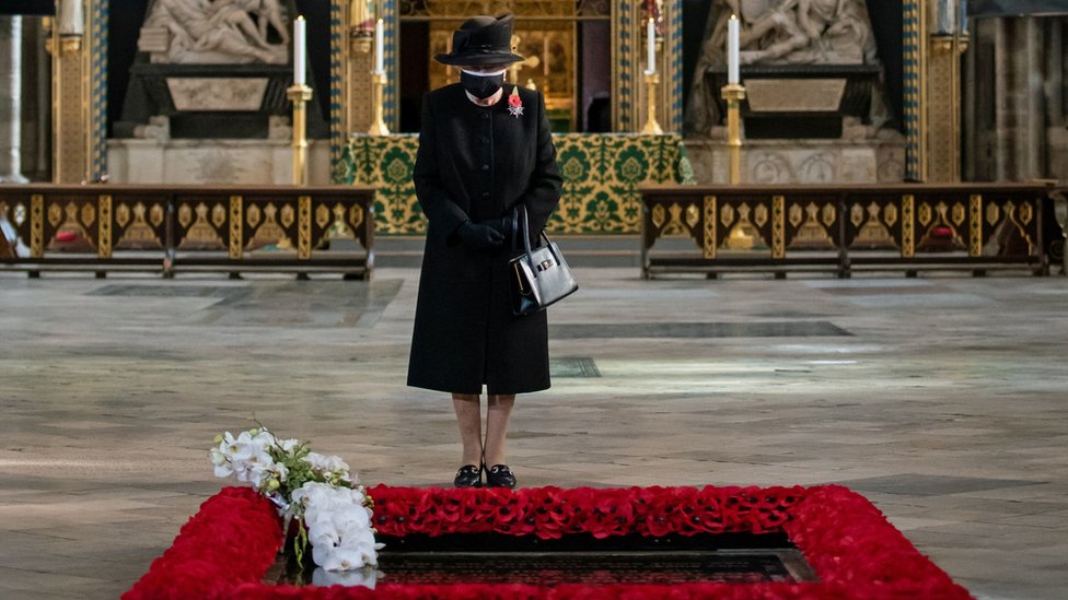 Королева, на частной церемонии по случаю захоронения Неизвестного воина