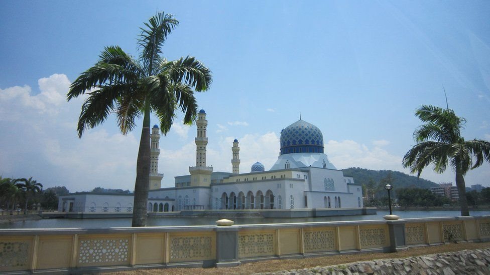مسجدمدينة كوتا كينابالو الماليزية في جزيرة برونيو