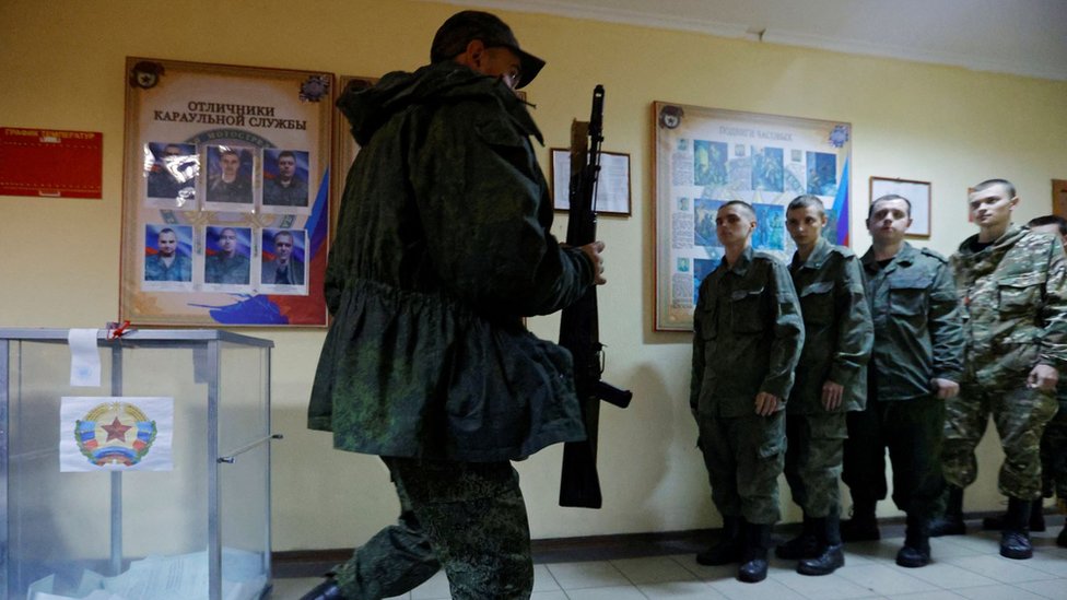 盧甘斯克的投票箱由武裝士兵看守