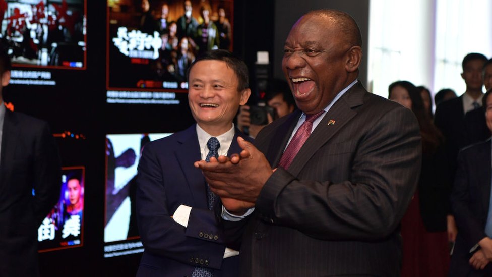 Alibaba'nın Yönetim Kurulu Başkanı Jack Ma, Güney Afrika Devlet Başkanı Cyril Ramaphosa'ya şirketin Hangzhou'daki merkezini gezdiriyor