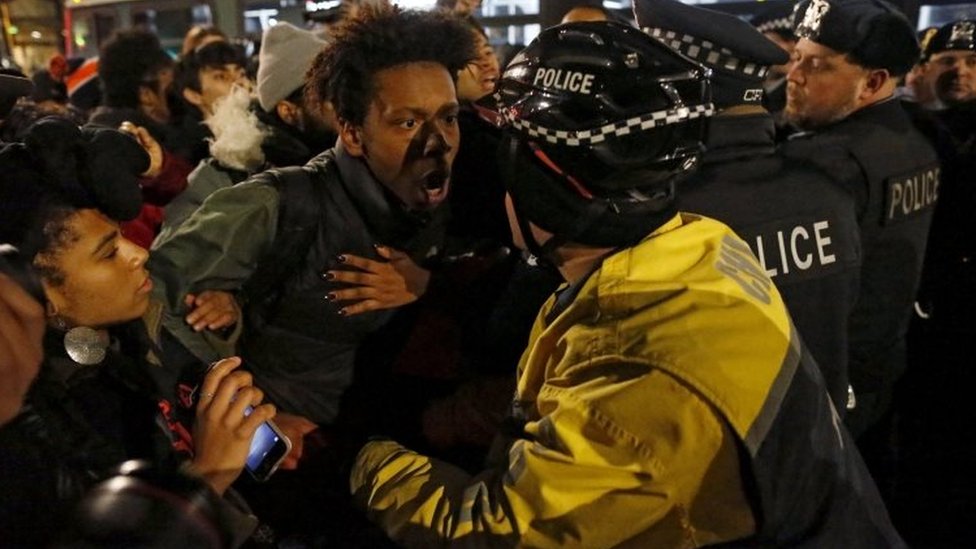 Демонстрант дрался с полицией в Чикаго. Фото: 24 ноября 2015 г.
