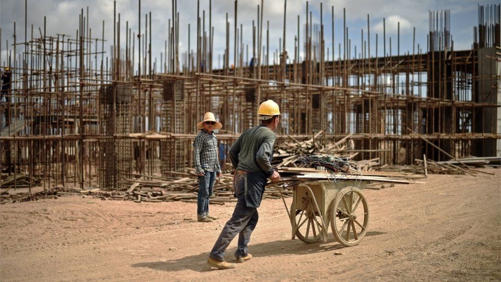 Se pensaba que los proyectos financiados por China no eran beneficiosos para los países en los que se realizaban. (Foto: Carl de Souza / AFP / Getty) Construcción financiada por China.