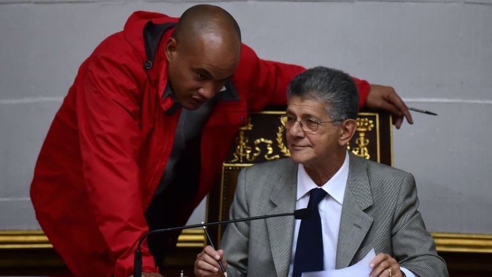 Президент Национального собрания Венесуэлы Генри Рамос Аллап (справа) слушает депутата Венесуэлы Гектора Родригеса, главы проправительственного законодательного блока, во время заседания парламента в Каракасе 1 ноября 2016 года.