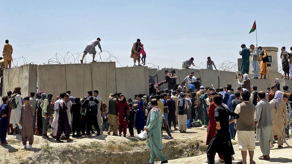 Muchos intentan pasar por el muro que separa el Aeropuerto Internacional Hamid Karzai buscando escapar de Afganistán