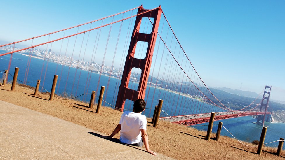 Un joven mira al puente Golden Gate de San Francisco.
