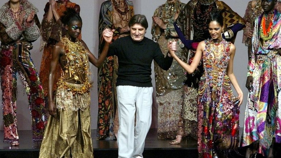 Французский дизайнер Эмануэль Унгаро появляется со своими моделями в конце своей коллекции высокой моды осень-зима 2002-2003