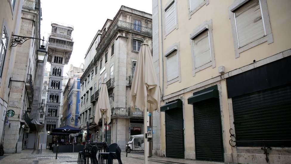 Calle vacía en el centro de Lisboa.