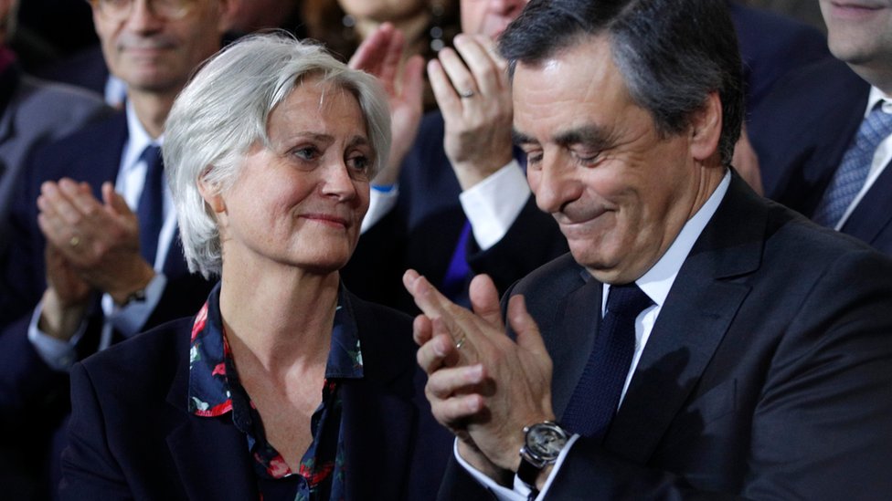 Консервативный кандидат в президенты Франции Франсуа Фийон аплодирует вместе со своей женой Пенелопой