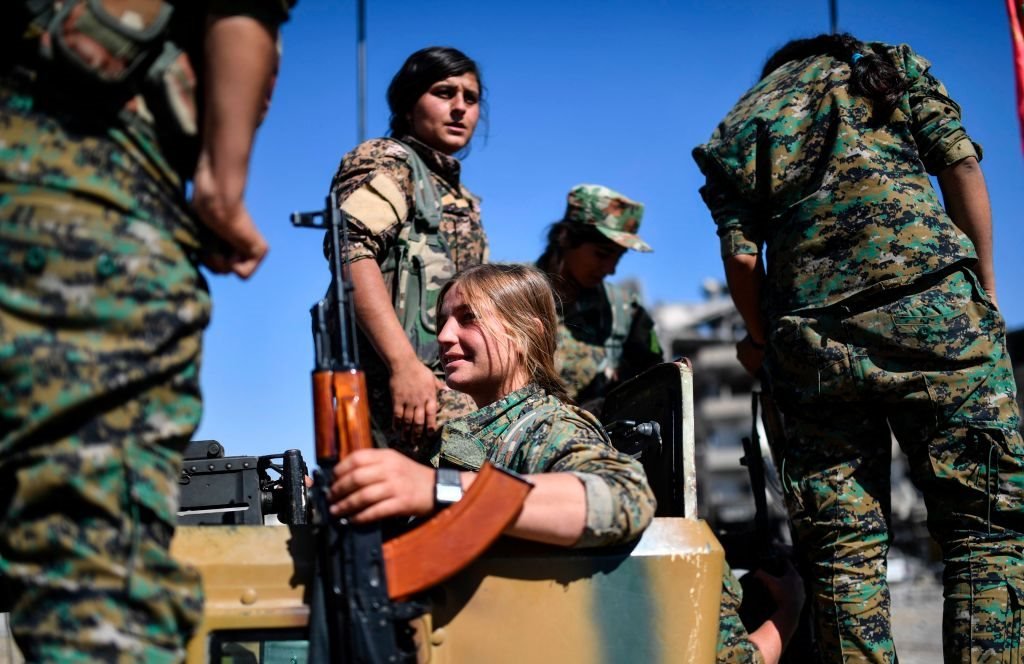 مقاتلات كرديات في قوات سوريا الديمقراطية