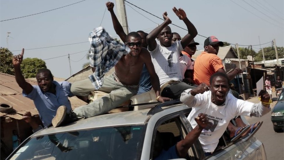 Гамбийцы празднуют победу кандидата от оппозиционной коалиции Адамы Бэрроу на улицах Серрекунды, Гамбия, 2 декабря 2016 г.