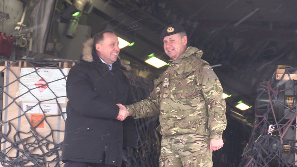 نائب وزير الدفاع الأوكراني، أناتولي بترينكو (يسار) يحضر تسليم أنظمة أسلحة خفيفة ومضادة للدروع، قدمتها بريطانيا تصل إلى كييف، أوكرانيا في 18 يناير/كانون أول 2022