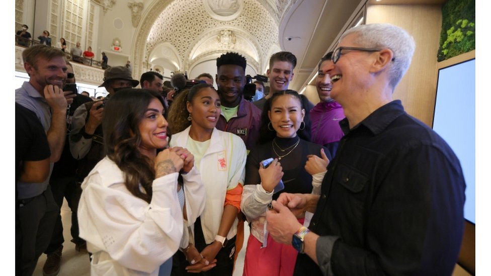 Ejecutivo de Apple interactúa con los visitantes en una tienda