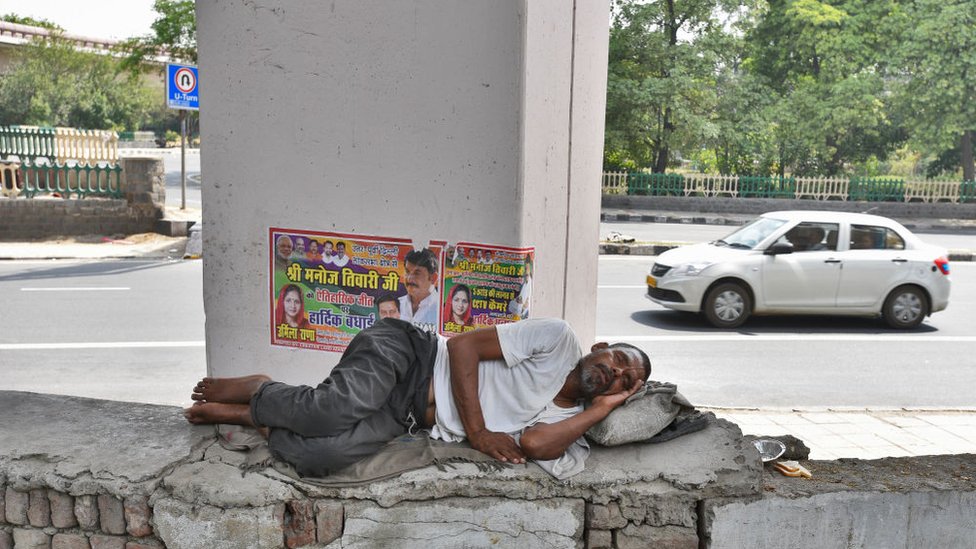 Бездомный дремлет под эстакадой в жаркий день возле Нигамбодх Гхата, когда температура поднимается выше 45 градусов по Цельсию 2 июня 2019 года.