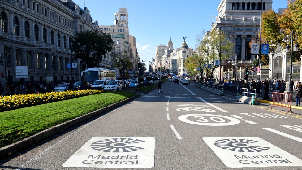 Дорожная разметка показывает зону контролируемого движения в центре Мадрида, Испания, 30 ноября 2018 г.