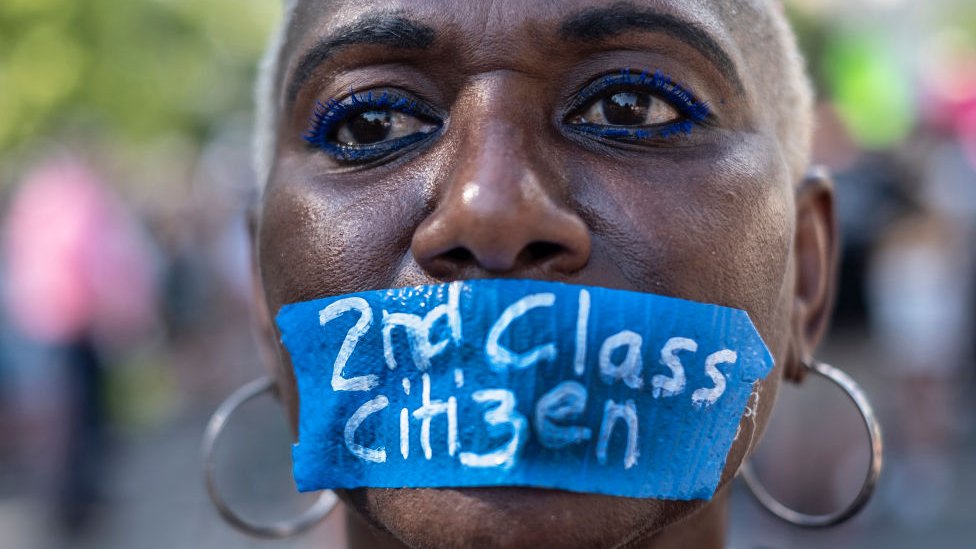Nadine Seiler, activista, usa una cinta en la boca con las palabras "Ciudadano de segunda clase" mientras protesta frente al edificio de la Corte Suprema de EE.UU.