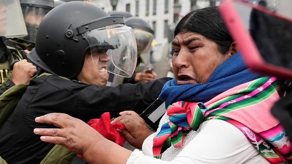 Peru: Indigenous women and police clash in anti-government protest