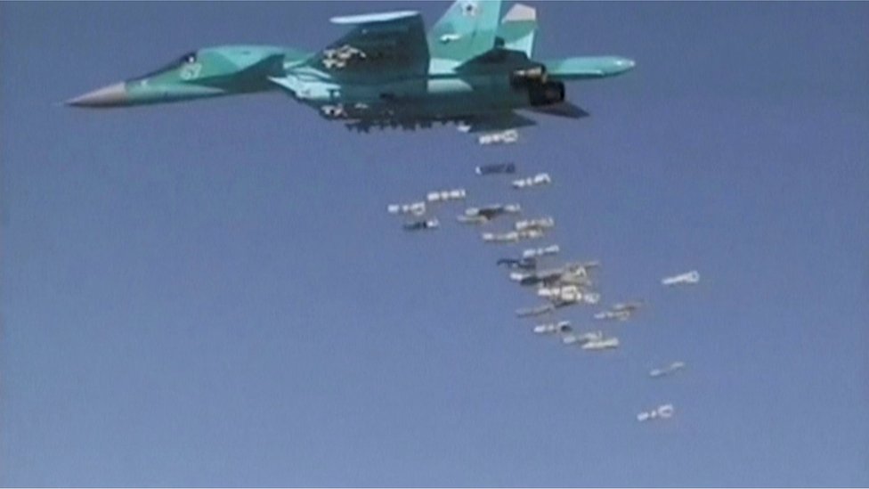 На кадре, взятом из видеозаписи и опубликованном Министерством обороны России 18 18 августа 2016 года, показан российский истребитель-бомбардировщик Су-34, базирующийся на иранской авиабазе Хамадан, сбрасывающий бомбы в сирийской провинции Дейр-эз-Зор.