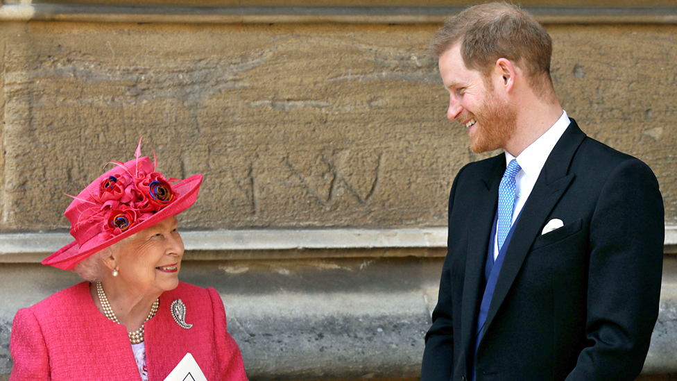 الملكة إليزابيث الثانية تتحدث مع الأمير هاري دوق ساسكس أثناء مغادرتهما بعد زفاف السيدة غابرييلا وندسور على توماس كينغستون في كنيسة سانت جورج في قلعة وندسور في 18 مايو 2019 في وندسور بإنجلترا.