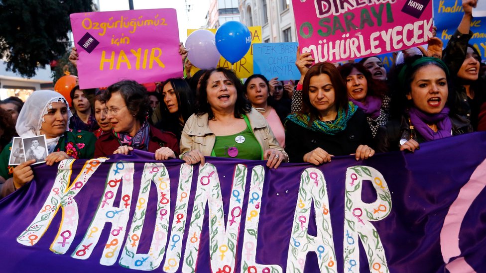Cientos de ciudadanos salieron a protestar contra la intención de Erdogan de cambiar el sistema de gobierno del país, con eslóganes como "Vota por el no, por nuestra libertad". Manifestantes en Turquía.