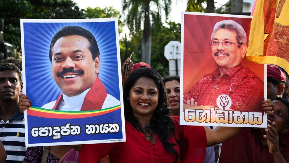 Сторонники избранного президента Шри-Ланки Готабая Раджапакса (справа) ждут возле офиса избирательной комиссии в Коломбо 17 ноября 2019 года.