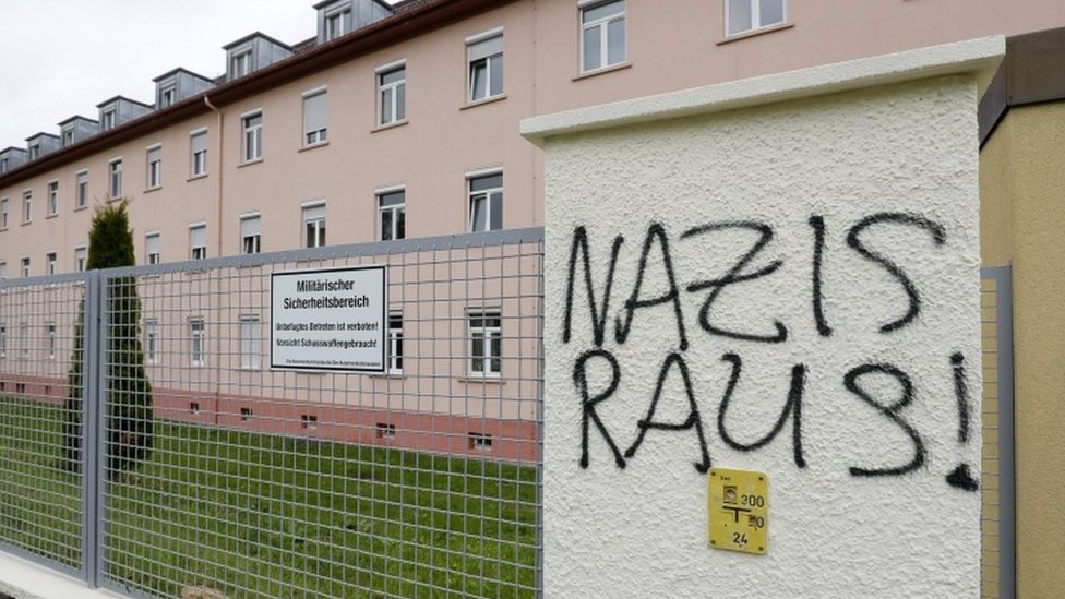 Письма с надписью "Нацисты Раус!" (Нацисты вон!) На заборе возле главных ворот казарм Фюрстенберг в Донауэшингене, Германия, 7 мая 2017 г.