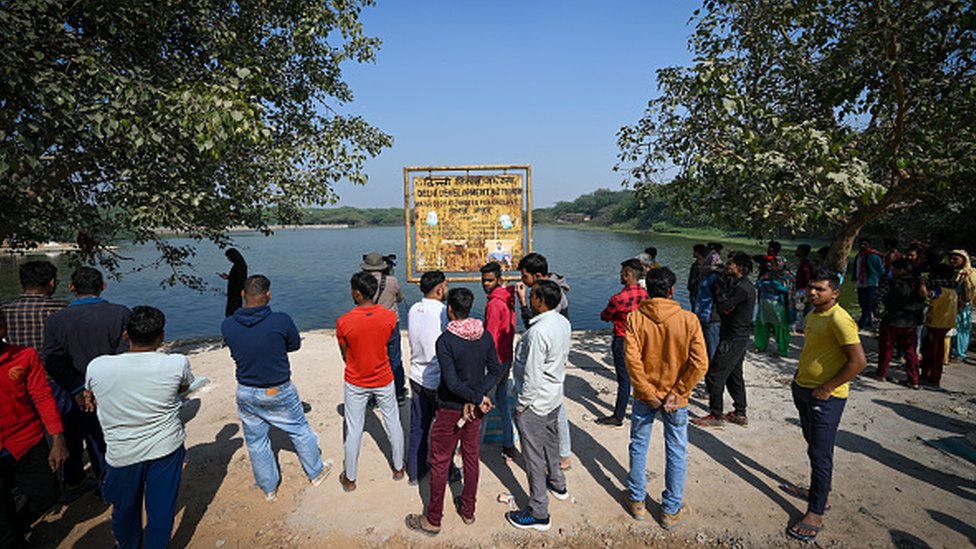 Warga sekitar desa Maidan Garhi yang menjadi lokasi pembuangan potongan tubuh Shraddha Walker. Foto diambil pada 21 November 2022