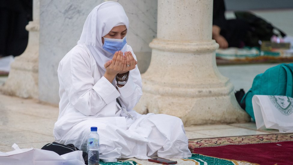 Мусульманский паломник в маске молится в мечети Намира на Арафате, чтобы отметить самый важный день хаджа, День Арафата (30 июля 2020 г.)